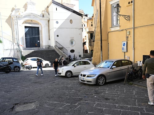 Salerno, 20enne accoltellata per strada senza motivo