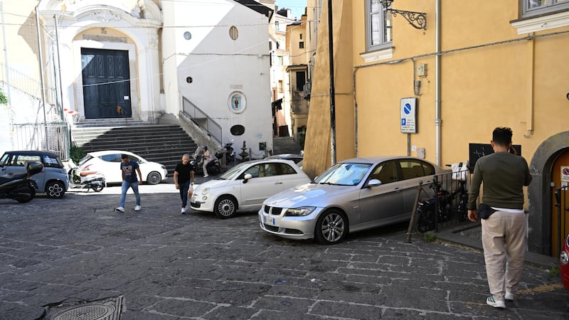 Block Button Mobile Salerno, 20enne accoltellata per strada senza motivo – il Giornale