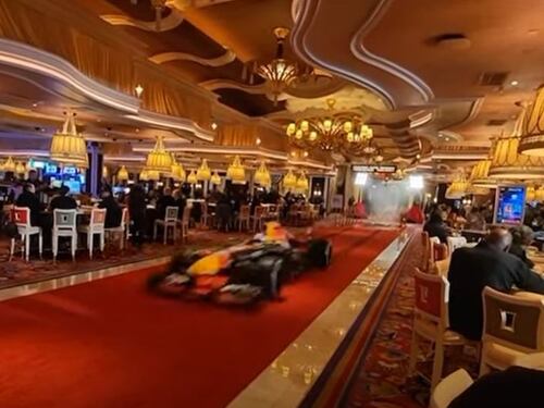 Che ci fa un bolide di F1 in mezzo alle slot machine e alle roulette?