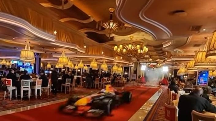 Che ci fa un bolide di F1 in mezzo alle slot machine e alle roulette?