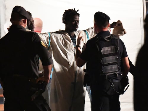 Guardie giurate contro i migranti nel Regno Unito: la soluzione d’emergenza per tutelare le donne nell’Essex