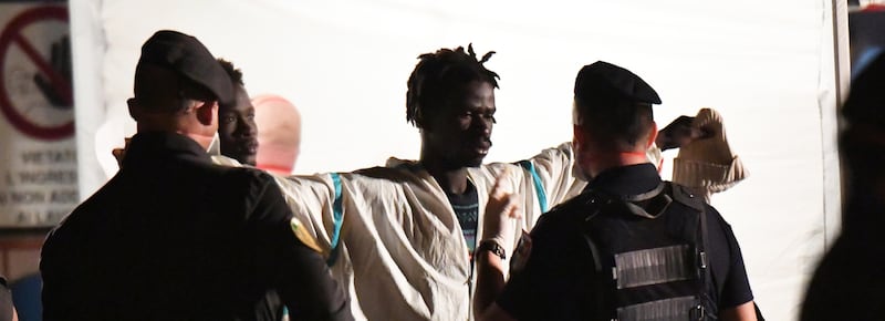 Guardie giurate contro i migranti nel Regno Unito: la soluzione d’emergenza per tutelare le donne nell’Essex