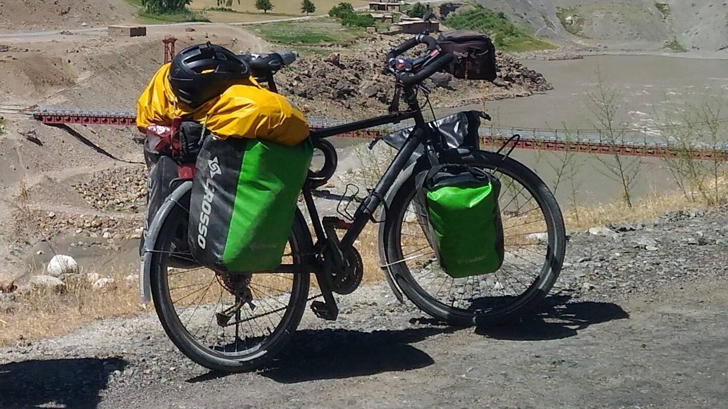 Fa il giro del mondo in bicicletta. Ma a Caserta gliela rubano