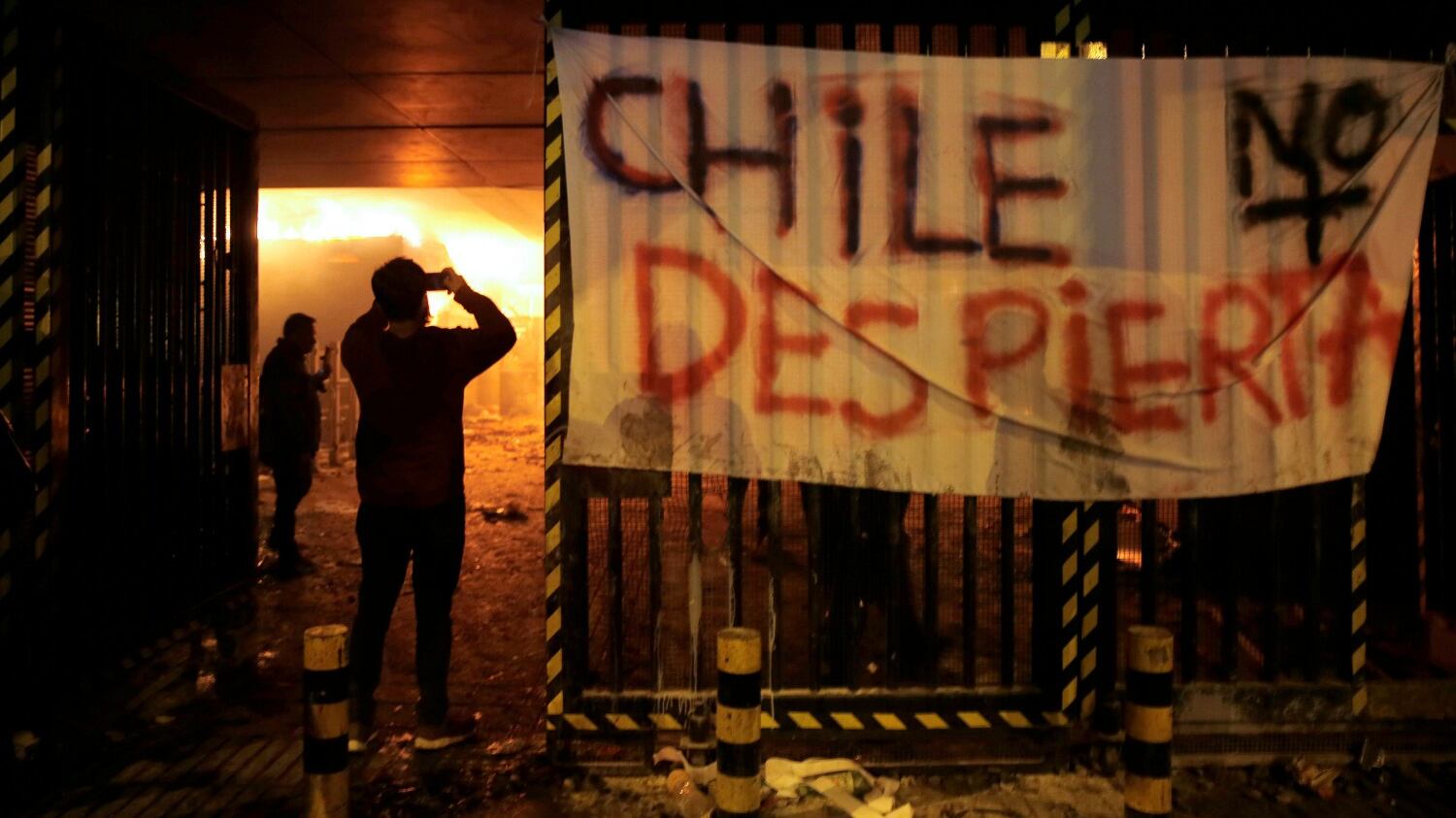 Santiago, guerriglia urbana contro il caro vita. Ora il governo dichiara lo stato di emergenza