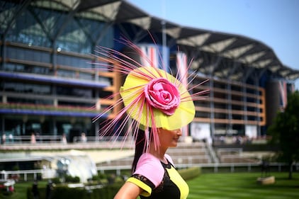 Royal Ascot, i copricapi più bizzarri sfoggiati dall'aristocrazia inglese 8
