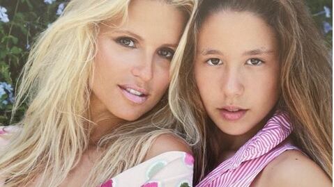 "Ora sei una donna". La foto revival di Michelle Hunziker e sua figlia Aurora