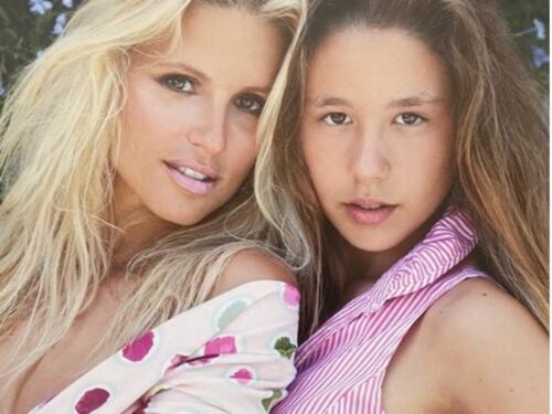 "Ora sei una donna". La foto revival di Michelle Hunziker e sua figlia Aurora