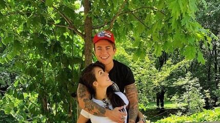 Paola Di Benedetto e Fede finalmente insieme, ma la mano è "birichina"