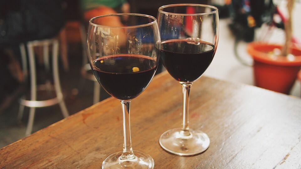 Rubano fiaschi di vino e nocciole: arrestati