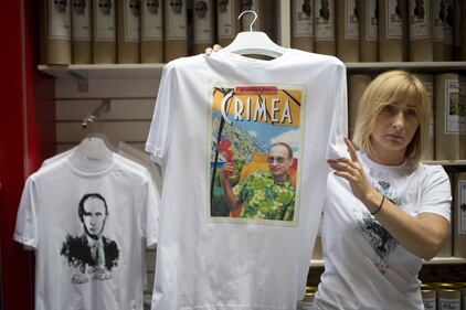 Putin conquistatore della Crimea: le t-shirt vanno a ruba 5