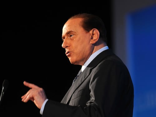 Il Cav: "L'Italia è sull'orlo del baratro, i miei mi chiedono di tornare"