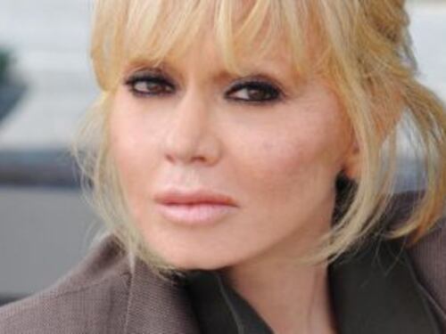 Voto e anziani, Rita Pavone umilia Grillo: “Si metta in poltrona col plaid sulle gambe”