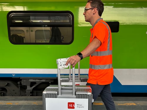 Le piccole merci viaggiano in treno da Malpensa a Milano