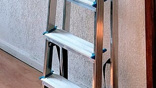 Un uomo rimane per cinque giorni con la testa bloccata in una scala