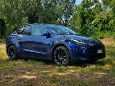 Tesla Model Y RWD 2023, guarda la galleria fotografica  2