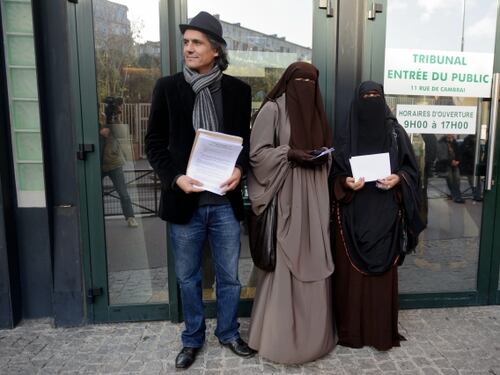 L'islamico che sfida l'Occidente: paga le multe alle donne col burqa