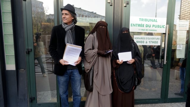 L'islamico che sfida l'Occidente: paga le multe alle donne col burqa