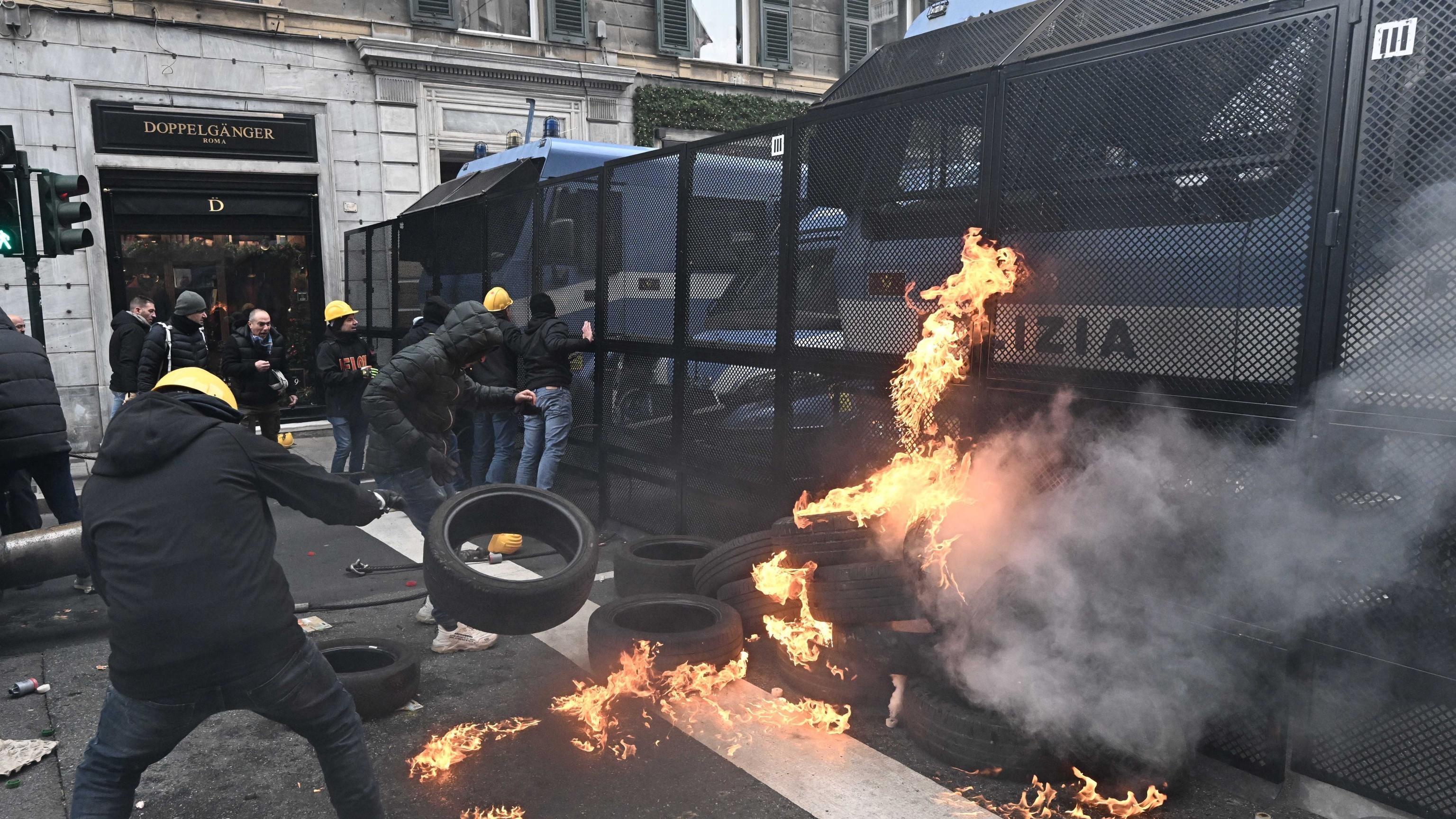 Cavi d'acciaio e trattori contro la polizia: violenza preannunciata al corteo dei metalmeccanici