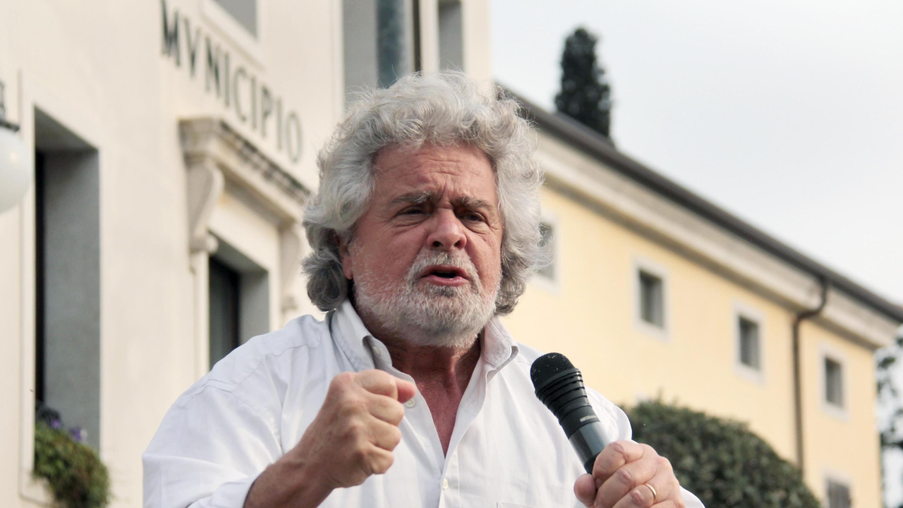 Grillo torna alla carica: "Chiediamo ineleggibilità di Berlusconi"