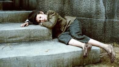 Quei bambini di Dickens abbandonati nel fango