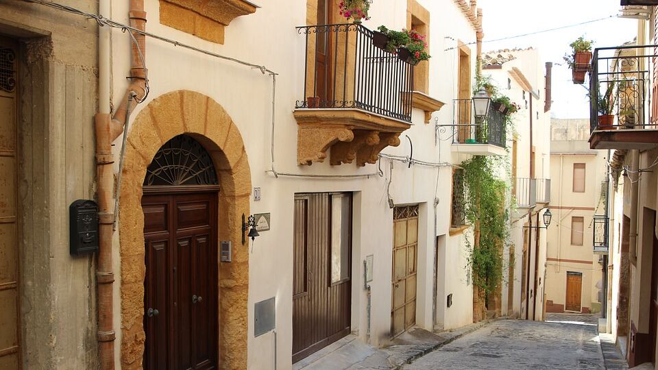 Sambuca di Sicilia, il paese che rinasce vendendo le case a un euro alle star Usa