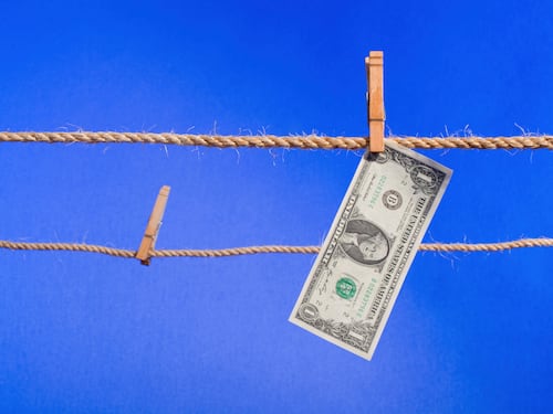 Il dollaro sorpassa l'oro: perché e cosa significa