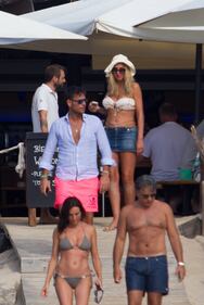 Valeria Marini, strip e bikini stellare a Formentera 17