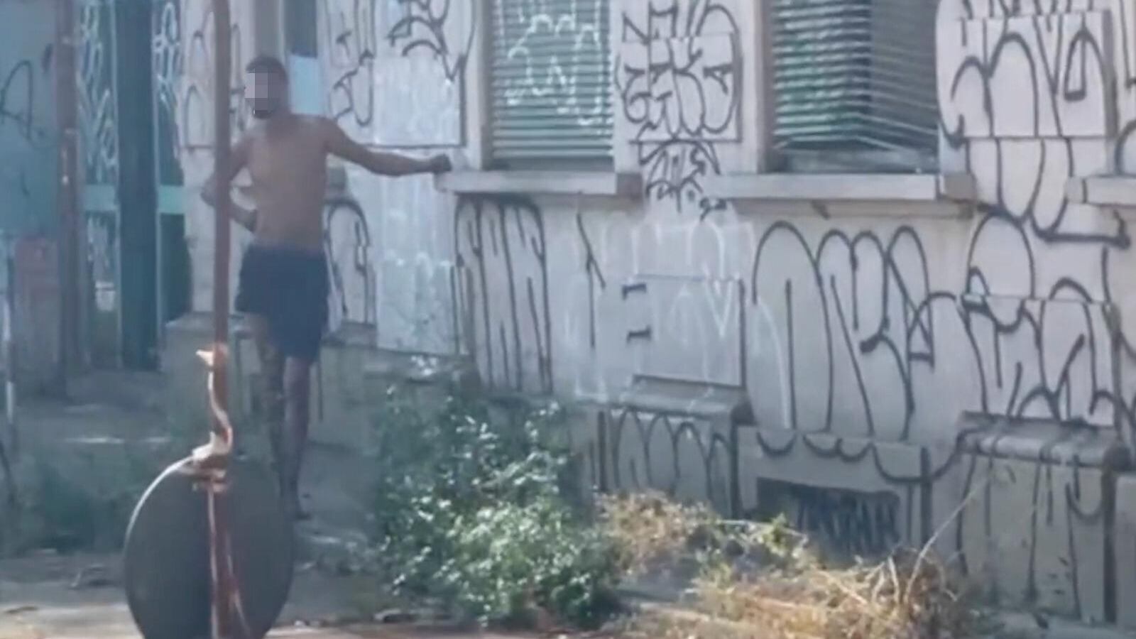 Degrado, illegalità e sporcizia nella cittadella abusiva degli ex gasometri di Milano