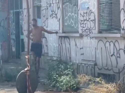 Degrado, illegalità e sporcizia nella cittadella abusiva degli ex gasometri di Milano