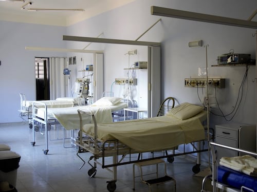 Algerino prende a calci e pugni una vetrata in ospedale a Genova