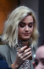 Katy Perry: denti sporchi sul red carpet 30