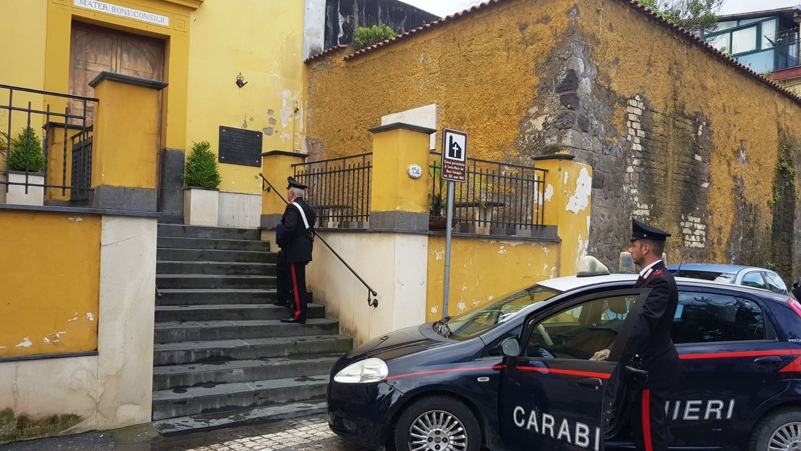 Rom ruba in chiesa, un prete interviene e la fa arrestare
