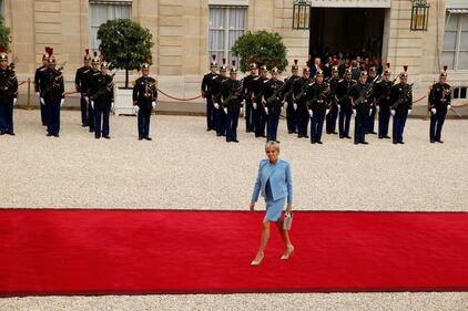 Brigitte Macron arriva all'Eliseo: ecco la nuova Prèmiere Dame 15