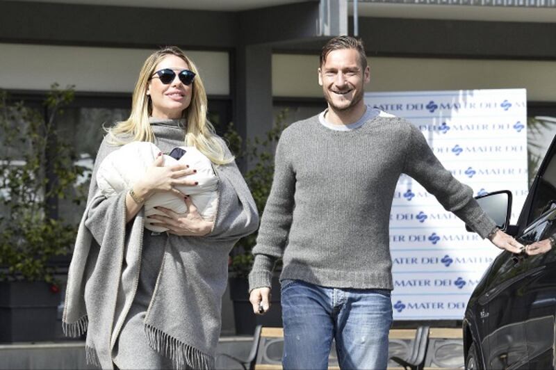 Francesco Totti e Ilary Blasi, primi scatti con la piccola Isabel: foto 6