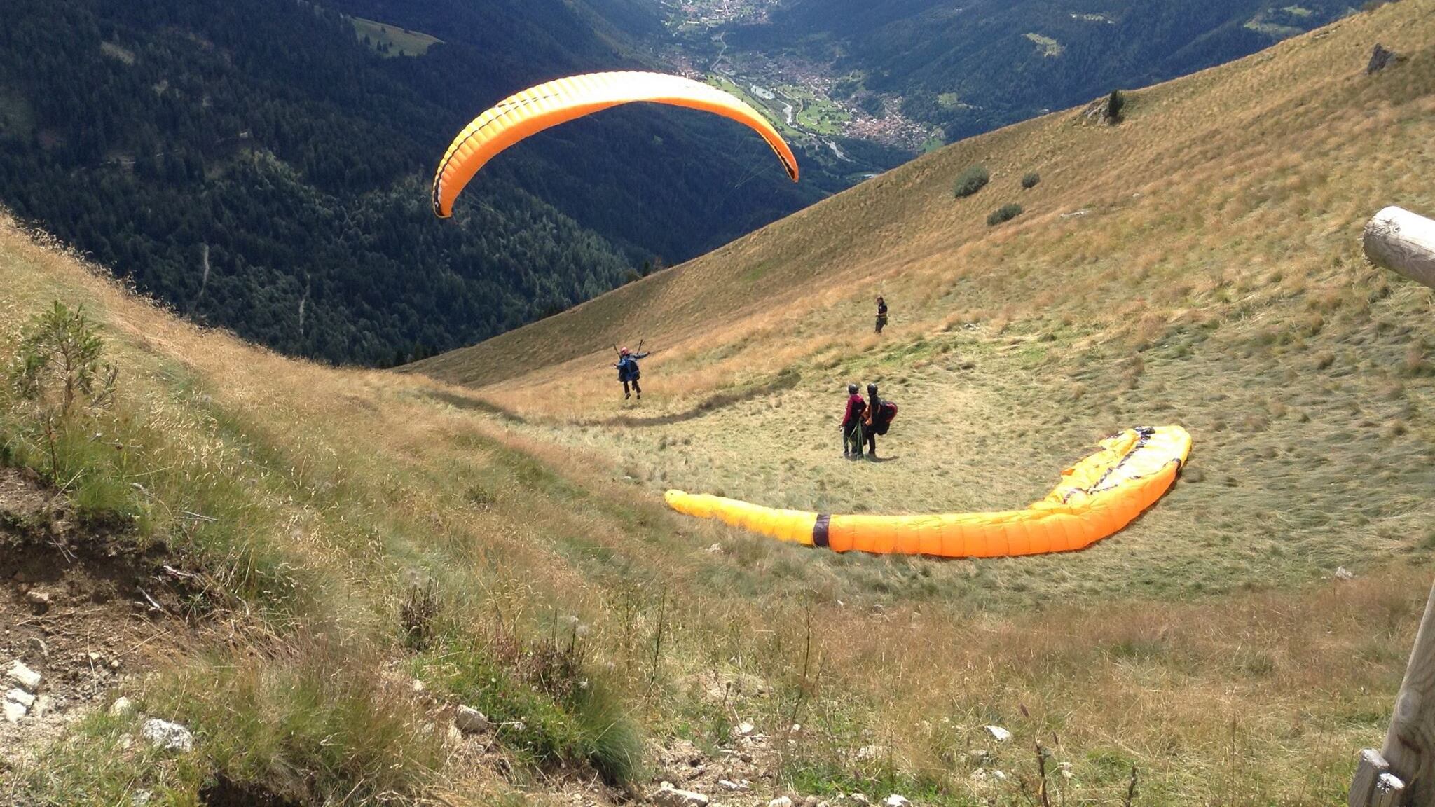 Salvini in parapendio, lo insultano su Facebook