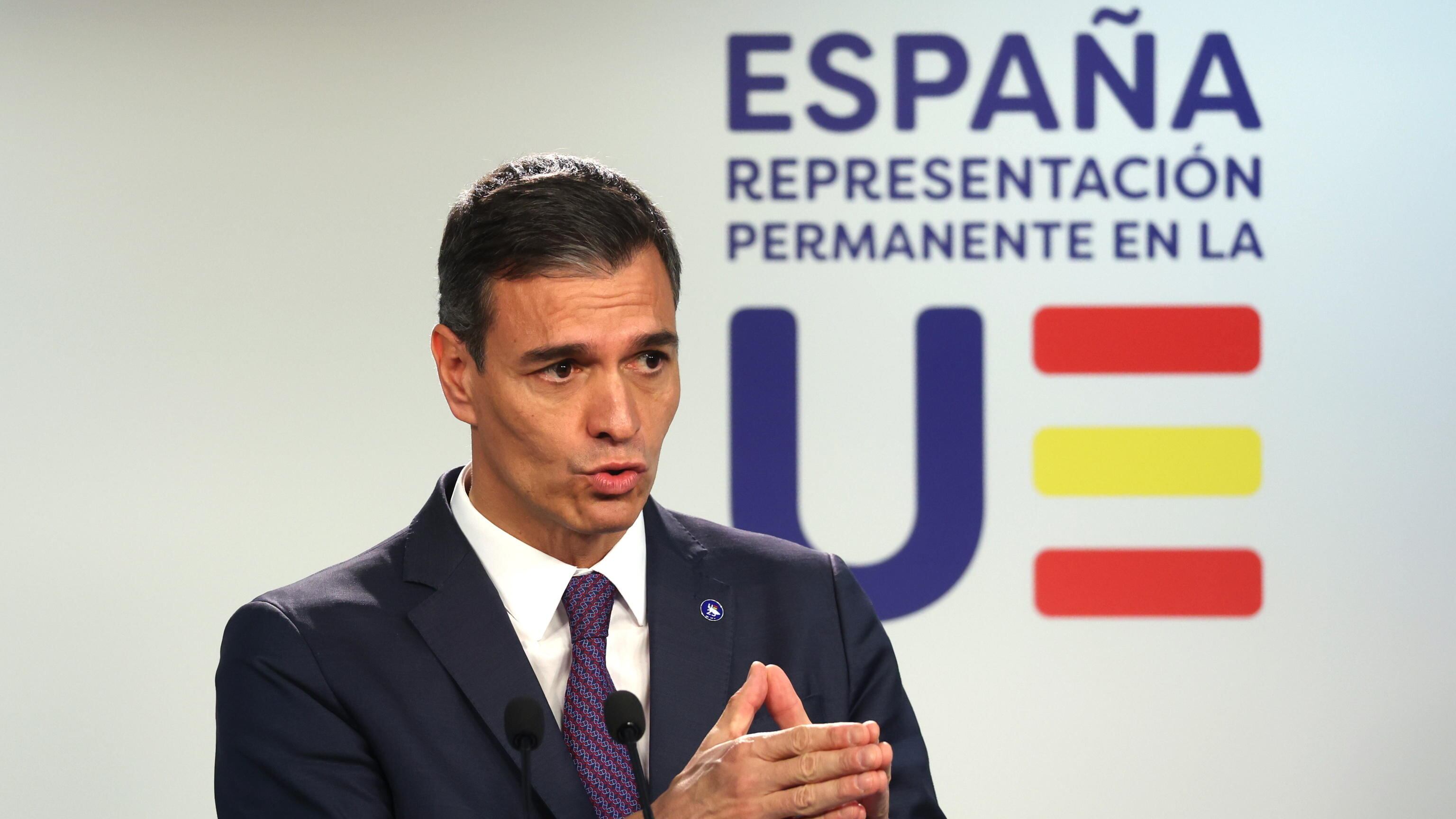 Amnistia e sostegno a Sanchez, c'è il patto tra socialisti e catalani: rischio nuove tensioni