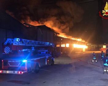 Vasto incendio nel porto di Ancona 1