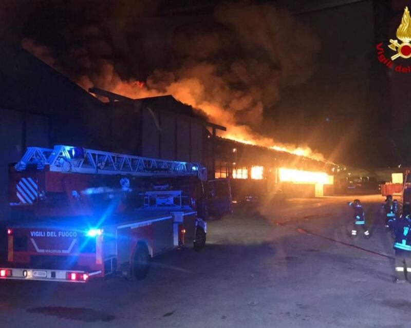 Vasto incendio nel porto di Ancona 1