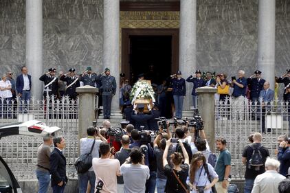 Carabiniere ucciso a coltellate, mille persone per l'ultimo saluto 2