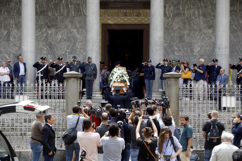 Carabiniere ucciso a coltellate, mille persone per l'ultimo saluto 2
