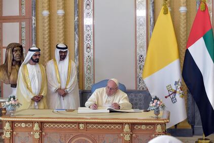 Papa Francesco scrive sul libro d'onore del Palazzo Presidenziale accanto al Vice Presidente degli Emirati Arabi Uniti Sheikh Mohammed bin Rashid Al Maktoum e al principe ereditario di Abu Dhabi Sheikh Mohammed bin Zayed Al Nahyan, Emirati Arabi Uniti, 04