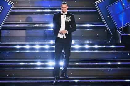 Ibrahimovic sul palco di Sanremo con la giacca col suo logo 4