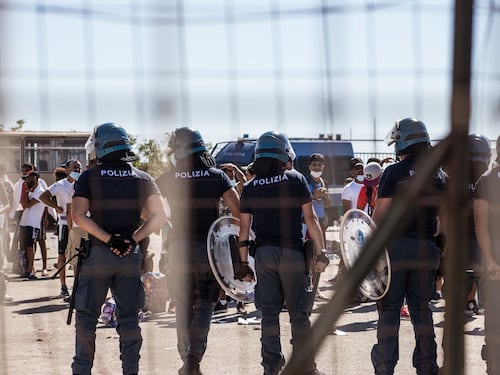 Rissa fra migranti a Lampedusa: gli ospiti dell'hotspot si contendono gli spazi
