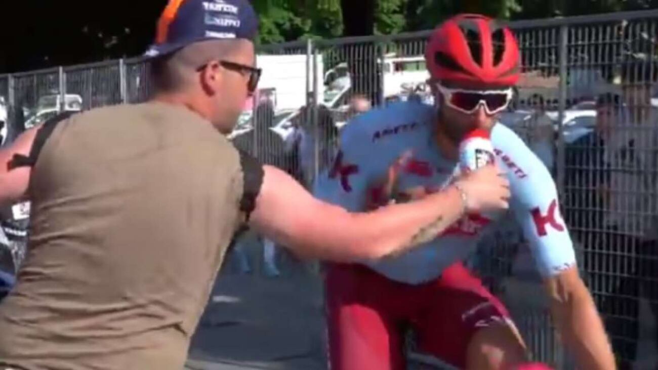 Giro d'Italia, rissa sfiorata a Pinerolo: tifoso strappa borraccia ad Haller