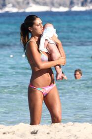 Cecilia, sexy babysitter per il piccolo Santiago 5