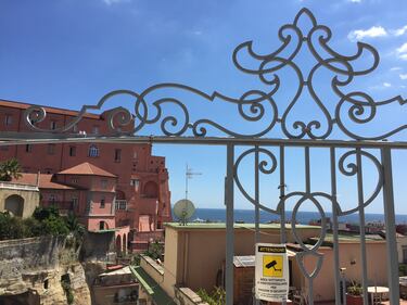 Napoli, il Pallonetto di Santa Lucia 10