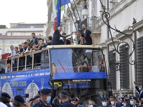 La telefonata in extremis, poi il bus scoperto: cos'è successo