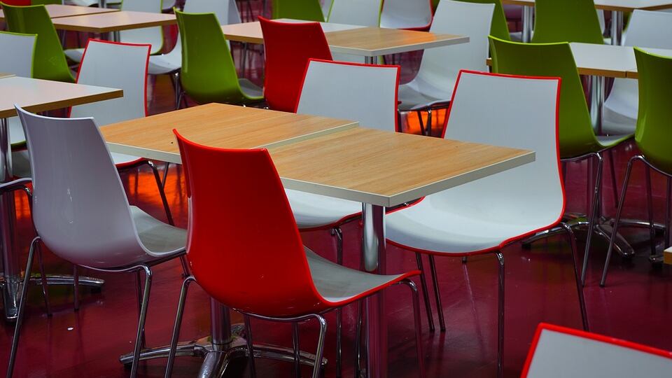 Porta il panino da casa, il bimbo "punito" a scuola