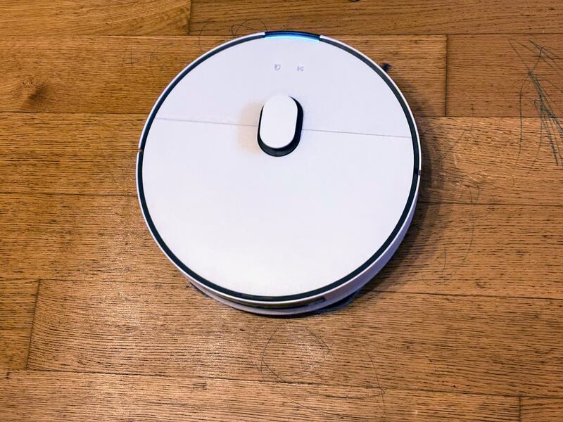 Il Samsung Jet Bot Combo AI alla prova dei pastelli sul parquet
