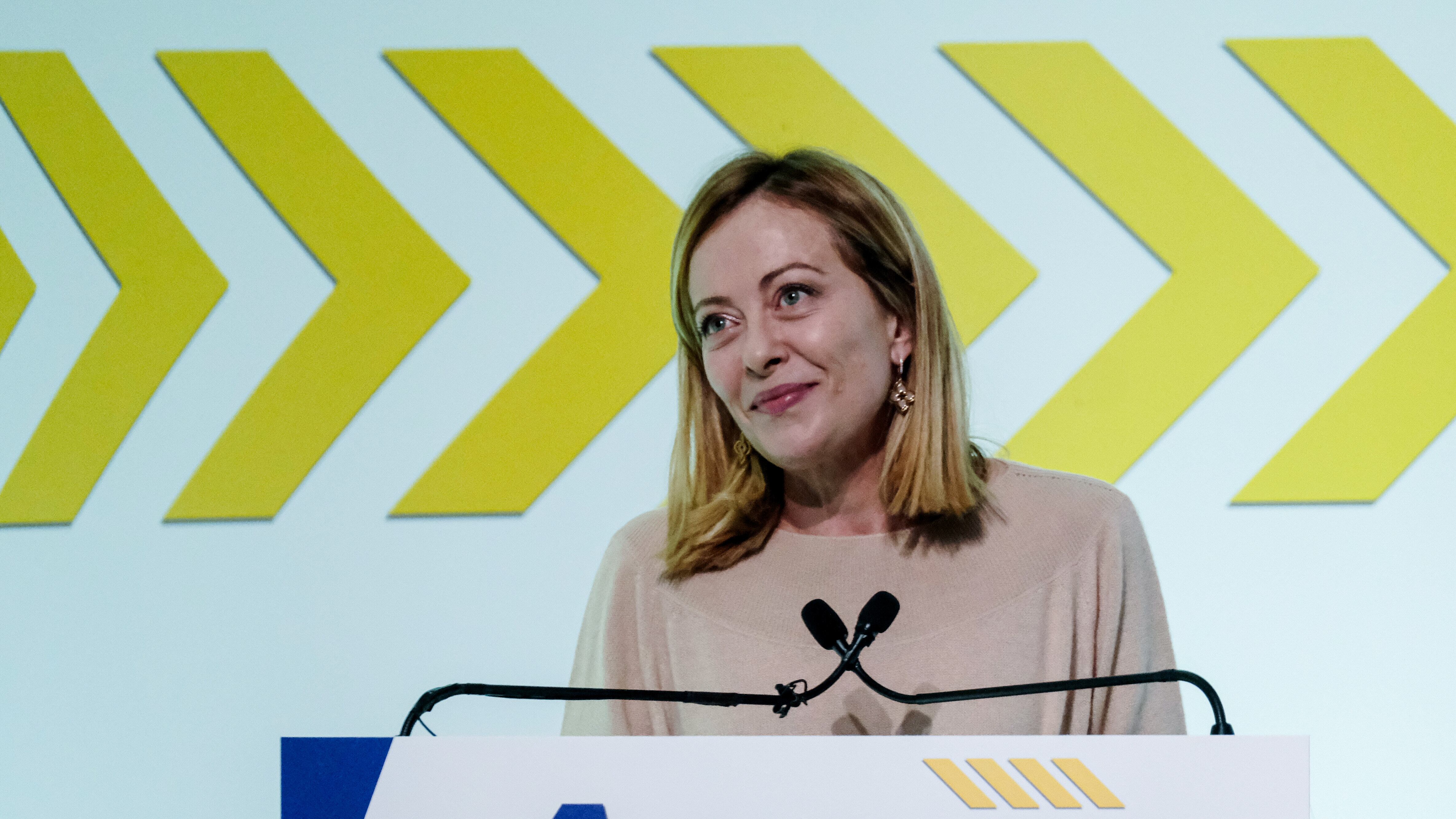 "Schlein vuole una Ue hippie senza difesa". Meloni smonta la sinistra